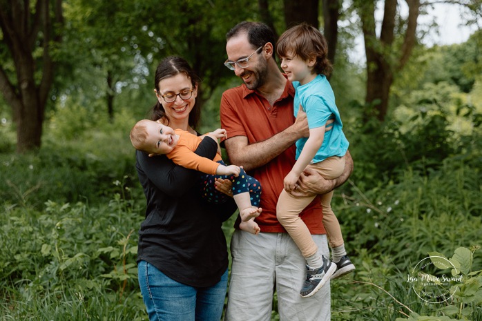 Spring family photos. Spring mini session ideas. Family photos with two kids. Mini séances familiales 2024. Photos sur le bord du fleuve à Montréal. Montreal mini session by the river.