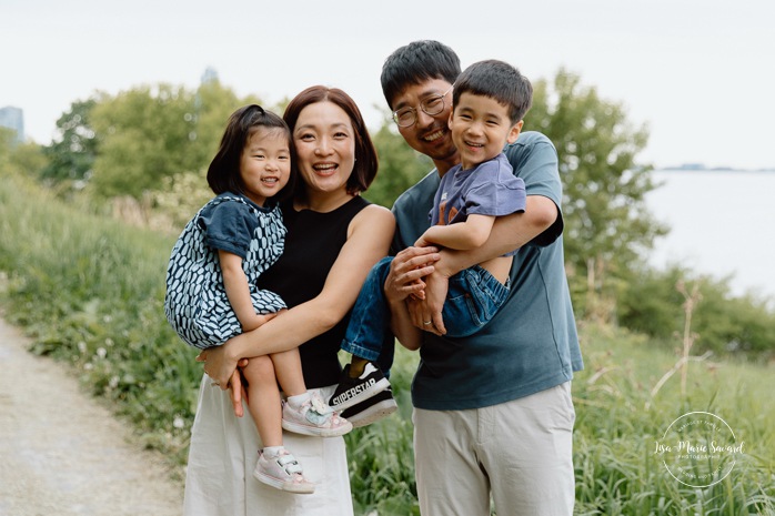 Spring family photos. Spring mini session ideas. Family photos with two kids. Mini séances familiales 2024. Photos sur le bord du fleuve à Montréal. Montreal mini session by the river.