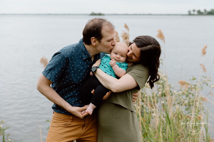 Spring family photos. Spring mini session ideas. Family photos with three kids. Mini séances familiales 2024. Photos sur le bord du fleuve à Montréal. Montreal mini session by the river.