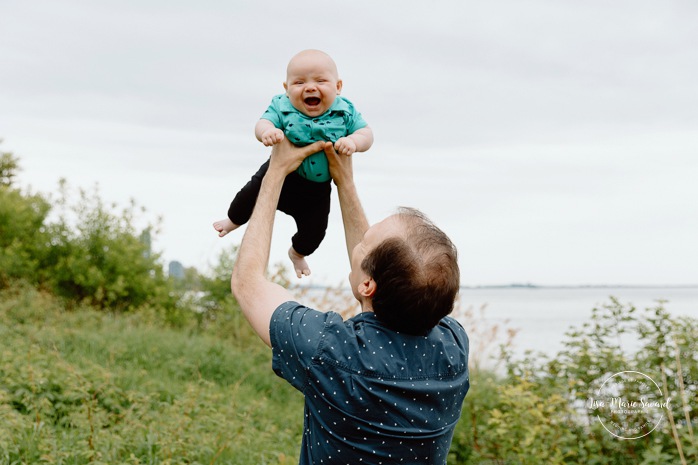 Spring family photos. Spring mini session ideas. Family photos with three kids. Mini séances familiales 2024. Photos sur le bord du fleuve à Montréal. Montreal mini session by the river.