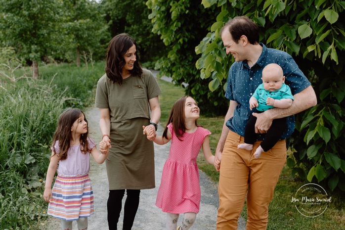 Spring family photos. Spring mini session ideas. Family photos with three kids. Mini séances familiales 2024. Photos sur le bord du fleuve à Montréal. Montreal mini session by the river.