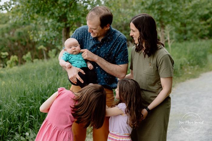 Spring family photos. Spring mini session ideas. Family photos with three kids. Mini séances familiales 2024. Photos sur le bord du fleuve à Montréal. Montreal mini session by the river.