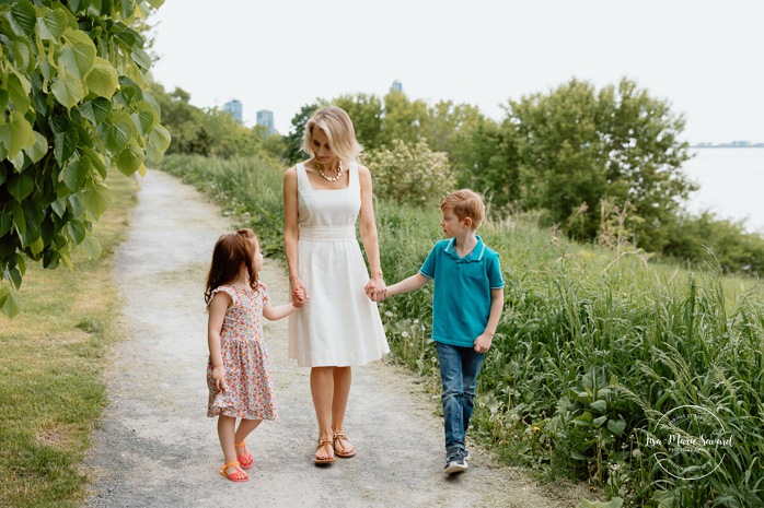 Spring family photos. Spring mini session ideas. Family photos with two kids. Mini séances familiales 2024. Photos sur le bord du fleuve à Montréal. Montreal mini session by the river.