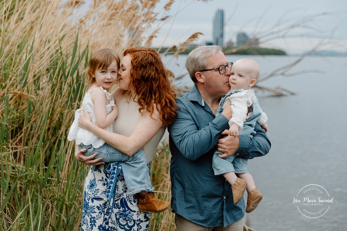 Spring family photos. Spring mini session ideas. Family photos with two kids. Mini séances familiales 2024. Photos sur le bord du fleuve à Montréal. Montreal mini session by the river.