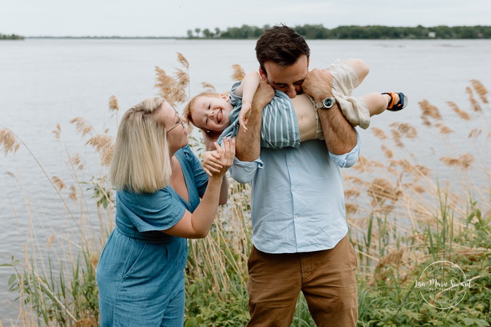 Spring family photos. Spring mini session ideas. Family photos with toddler. Mini séances familiales 2024. Photos sur le bord du fleuve à Montréal. Montreal mini session by the river.