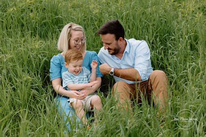 Spring family photos. Spring mini session ideas. Family photos with toddler. Mini séances familiales 2024. Photos sur le bord du fleuve à Montréal. Montreal mini session by the river.