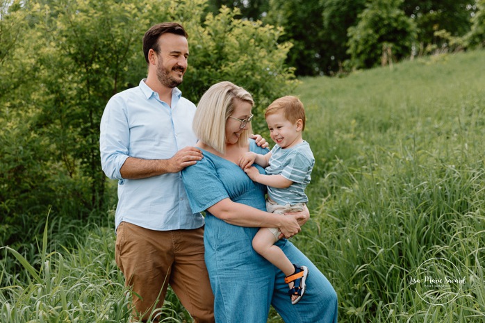 Spring family photos. Spring mini session ideas. Family photos with toddler. Mini séances familiales 2024. Photos sur le bord du fleuve à Montréal. Montreal mini session by the river.