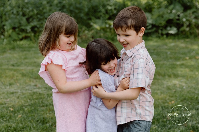 Spring family photos. Spring mini session ideas. Family photos with three kids. Mini séances familiales 2024. Photos sur le bord du fleuve à Montréal. Montreal mini session by the river.