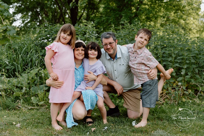 Spring family photos. Spring mini session ideas. Family photos with three kids. Mini séances familiales 2024. Photos sur le bord du fleuve à Montréal. Montreal mini session by the river.