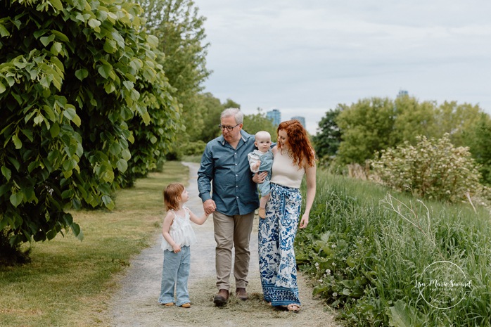 Spring family photos. Spring mini session ideas. Family photos with two kids. Mini séances familiales 2024. Photos sur le bord du fleuve à Montréal. Montreal mini session by the river.