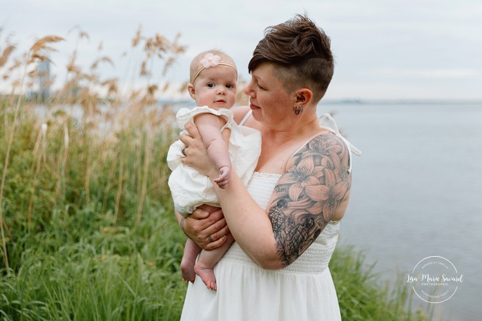 Spring family photos. Spring mini session ideas. Mommy and me photos. Mother and daughter photo ideas. Mini séances familiales 2024. Photos sur le bord du fleuve à Montréal. Montreal mini session by the river.