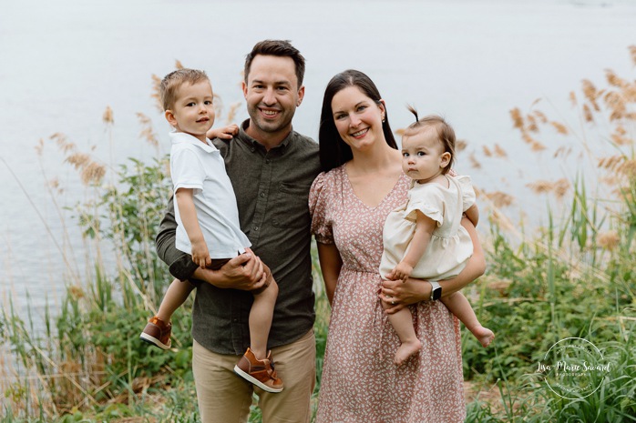 Spring family photos. Spring mini session ideas. Family photos with two kids. Mini séances familiales 2024. Photos sur le bord du fleuve à Montréal. Montreal mini session by the river.