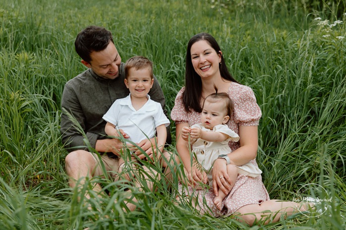 Spring family photos. Spring mini session ideas. Family photos with two kids. Mini séances familiales 2024. Photos sur le bord du fleuve à Montréal. Montreal mini session by the river.