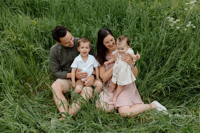 Spring family photos. Spring mini session ideas. Family photos with two kids. Mini séances familiales 2024. Photos sur le bord du fleuve à Montréal. Montreal mini session by the river.