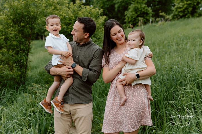 Spring family photos. Spring mini session ideas. Family photos with two kids. Mini séances familiales 2024. Photos sur le bord du fleuve à Montréal. Montreal mini session by the river.