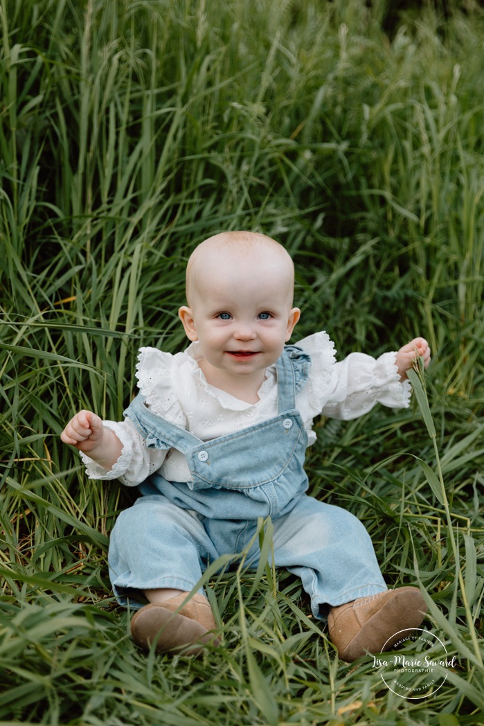 Spring family photos. Spring mini session ideas. Family photos with two kids. Mini séances familiales 2024. Photos sur le bord du fleuve à Montréal. Montreal mini session by the river.