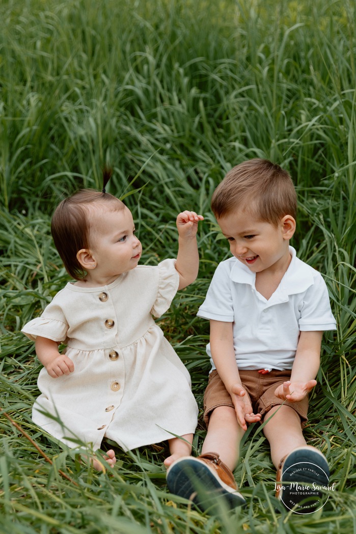 Spring family photos. Spring mini session ideas. Family photos with two kids. Mini séances familiales 2024. Photos sur le bord du fleuve à Montréal. Montreal mini session by the river.