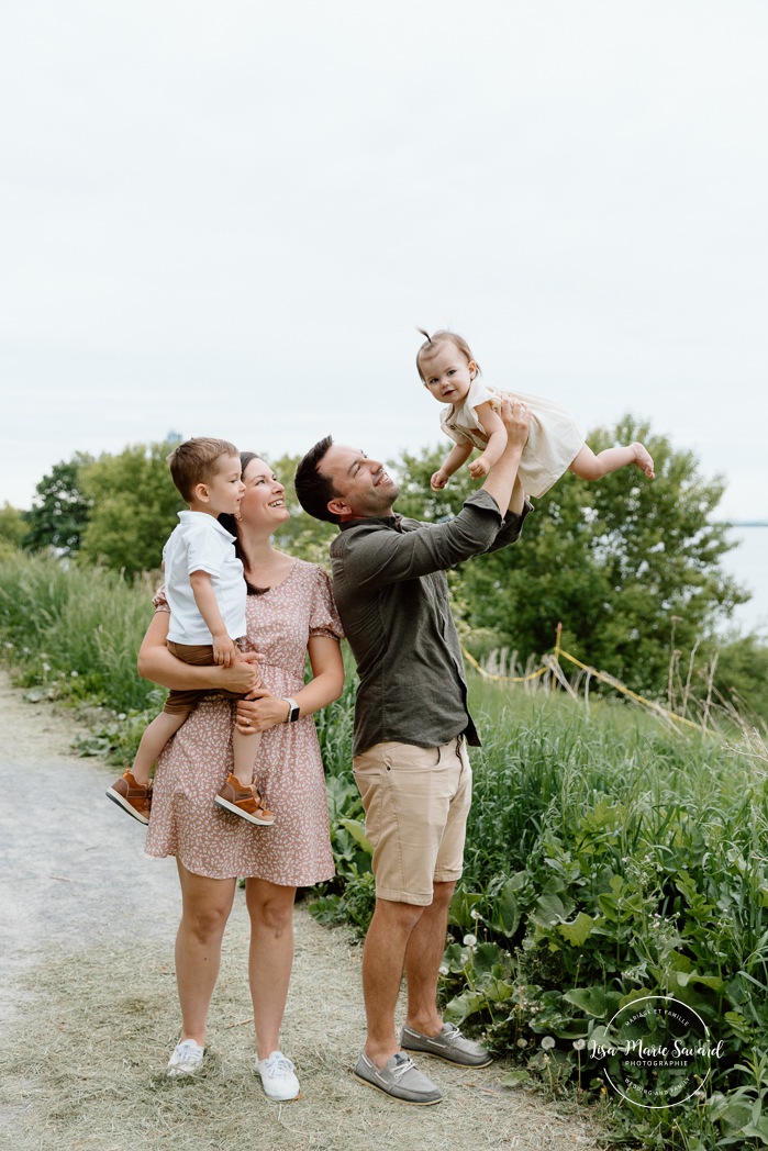 Spring family photos. Spring mini session ideas. Family photos with two kids. Mini séances familiales 2024. Photos sur le bord du fleuve à Montréal. Montreal mini session by the river.