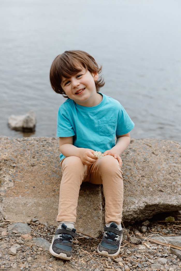 Spring family photos. Spring mini session ideas. Family photos with two kids. Mini séances familiales 2024. Photos sur le bord du fleuve à Montréal. Montreal mini session by the river.