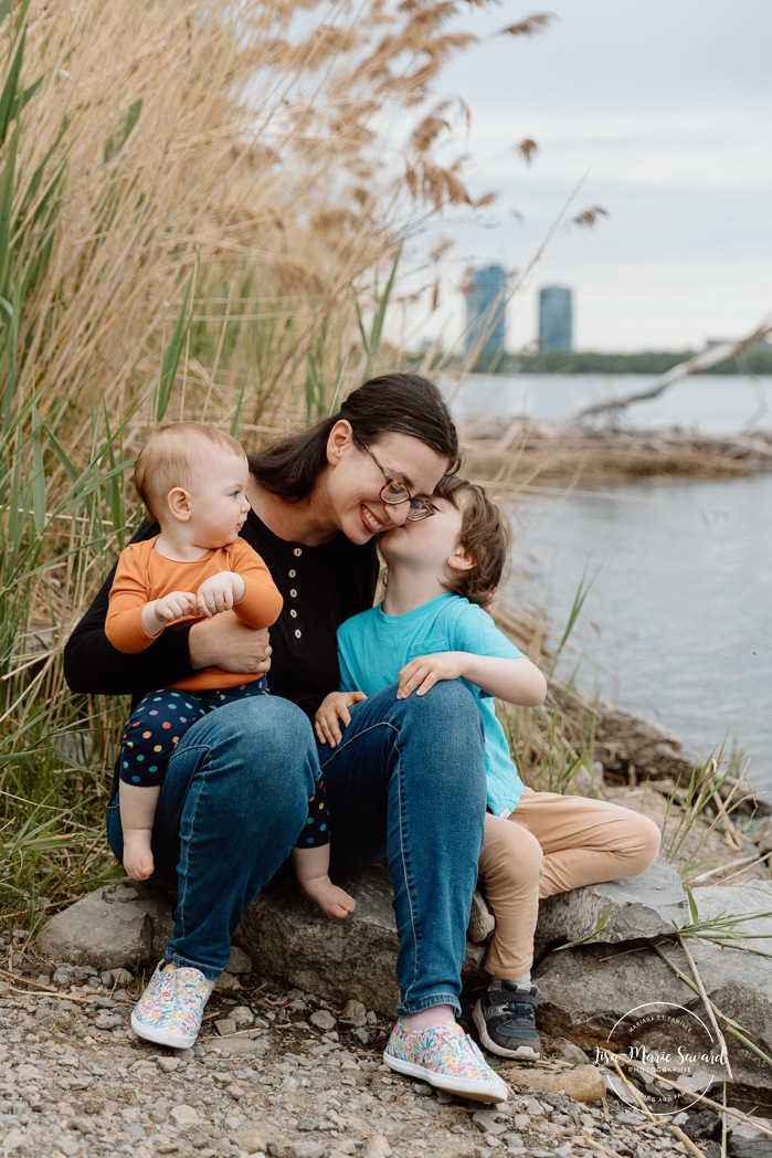 Spring family photos. Spring mini session ideas. Family photos with two kids. Mini séances familiales 2024. Photos sur le bord du fleuve à Montréal. Montreal mini session by the river.