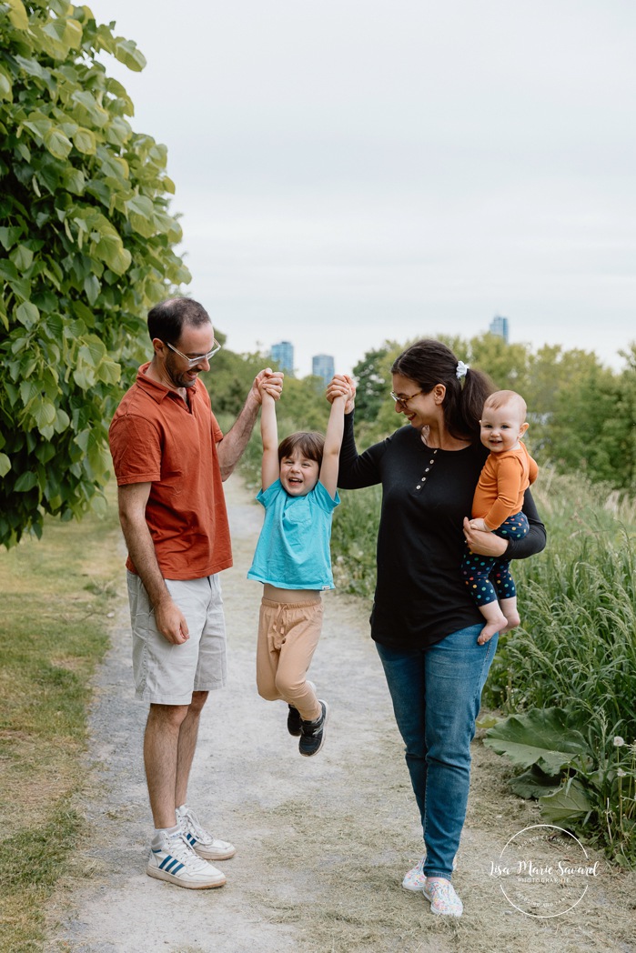 Spring family photos. Spring mini session ideas. Family photos with two kids. Mini séances familiales 2024. Photos sur le bord du fleuve à Montréal. Montreal mini session by the river.