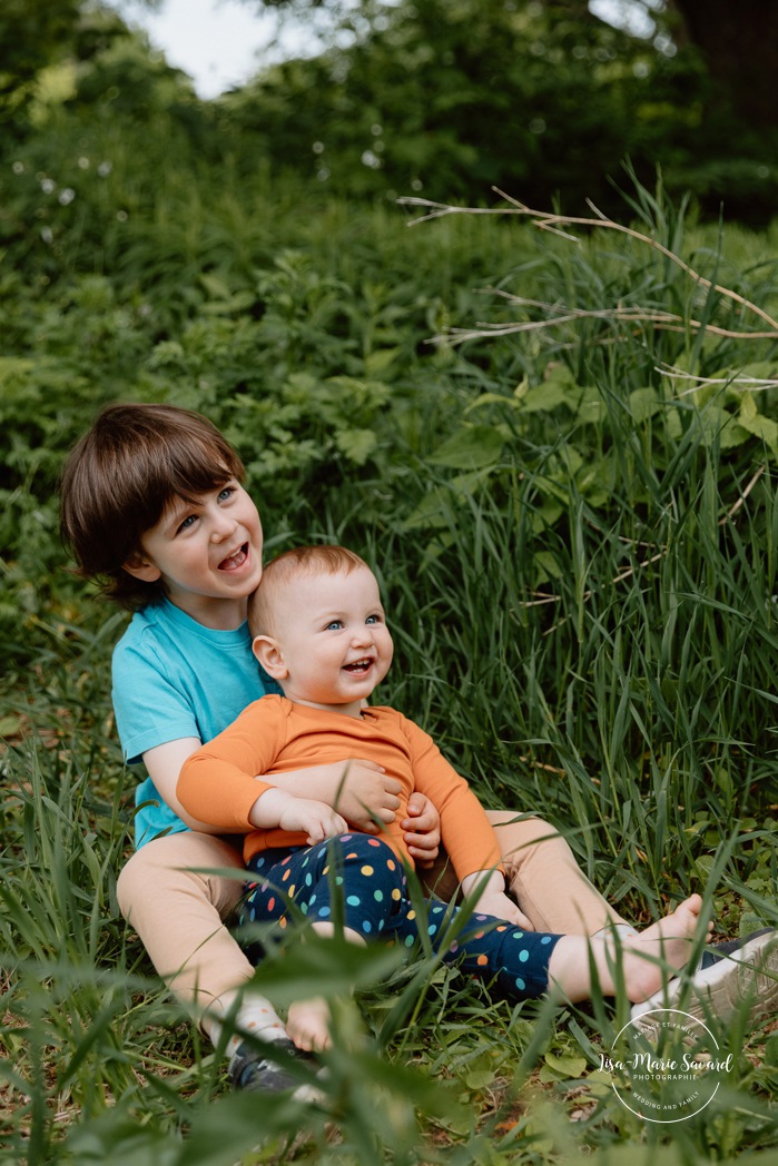 Spring family photos. Spring mini session ideas. Family photos with two kids. Mini séances familiales 2024. Photos sur le bord du fleuve à Montréal. Montreal mini session by the river.