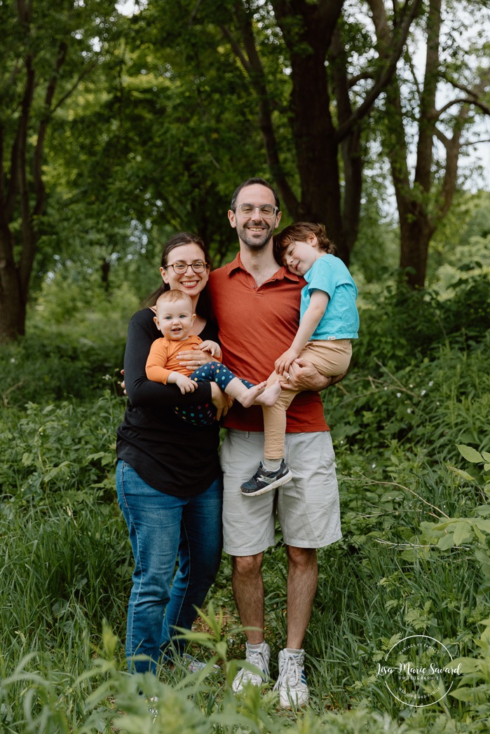 Spring family photos. Spring mini session ideas. Family photos with two kids. Mini séances familiales 2024. Photos sur le bord du fleuve à Montréal. Montreal mini session by the river.