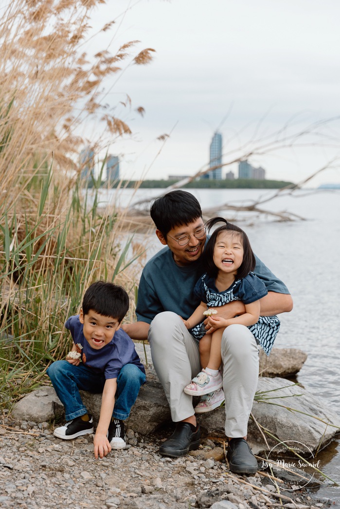 Spring family photos. Spring mini session ideas. Family photos with two kids. Mini séances familiales 2024. Photos sur le bord du fleuve à Montréal. Montreal mini session by the river.