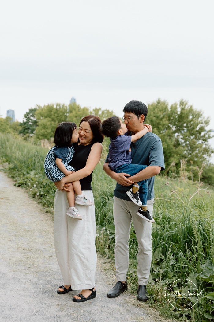 Spring family photos. Spring mini session ideas. Family photos with two kids. Mini séances familiales 2024. Photos sur le bord du fleuve à Montréal. Montreal mini session by the river.