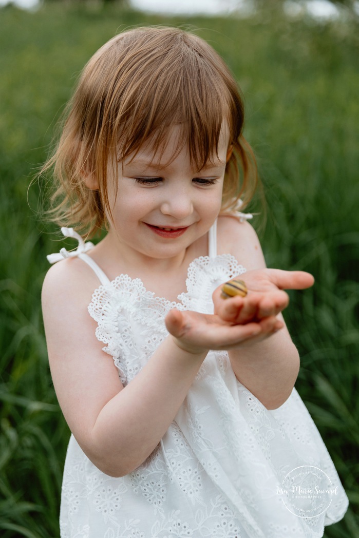 Spring family photos. Spring mini session ideas. Family photos with two kids. Mini séances familiales 2024. Photos sur le bord du fleuve à Montréal. Montreal mini session by the river.