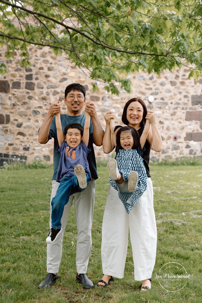 Spring family photos. Spring mini session ideas. Family photos with two kids. Mini séances familiales 2024. Photos sur le bord du fleuve à Montréal. Montreal mini session by the river.