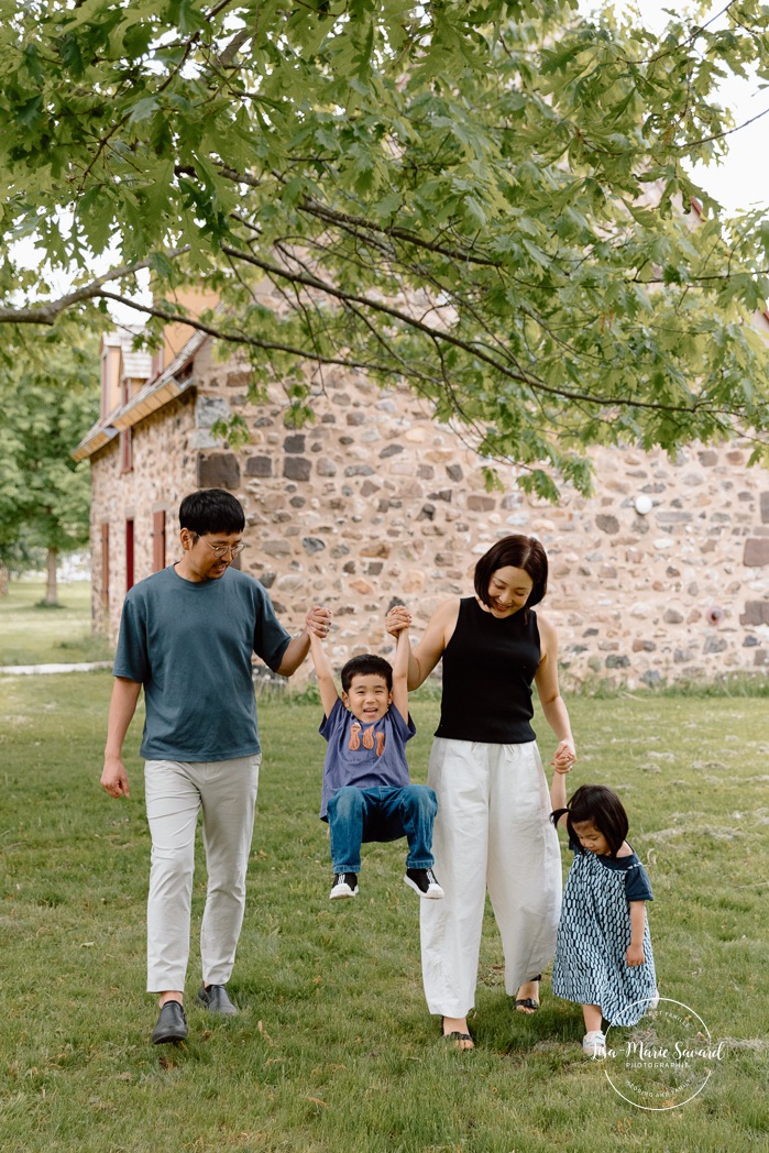 Spring family photos. Spring mini session ideas. Family photos with two kids. Mini séances familiales 2024. Photos sur le bord du fleuve à Montréal. Montreal mini session by the river.