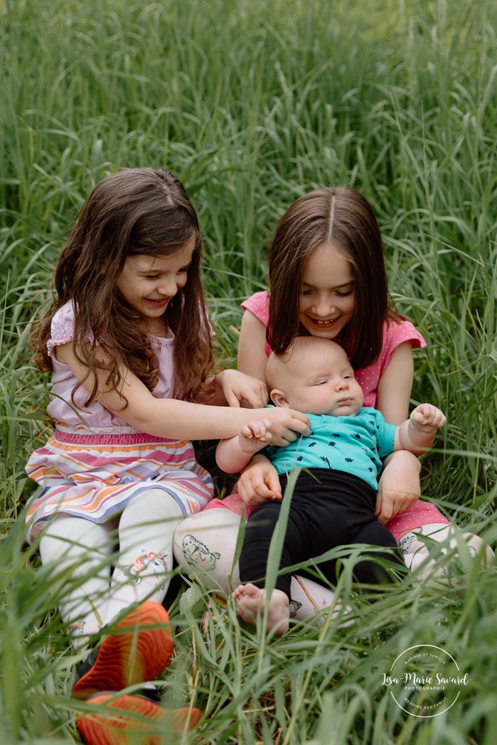 Spring family photos. Spring mini session ideas. Family photos with three kids. Mini séances familiales 2024. Photos sur le bord du fleuve à Montréal. Montreal mini session by the river.