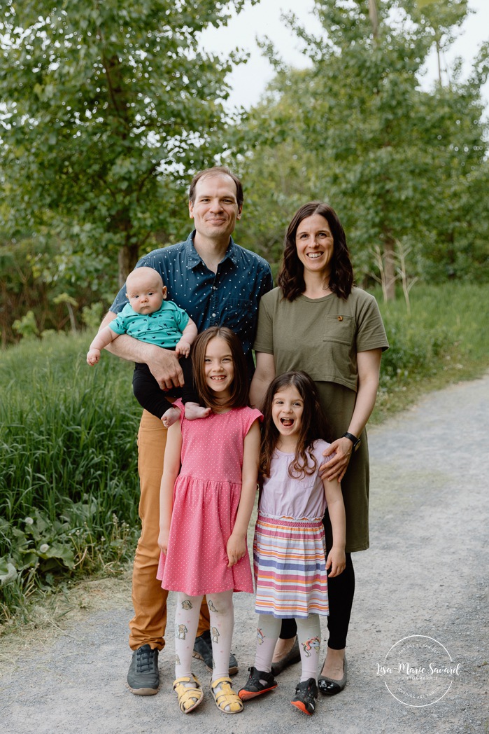 Spring family photos. Spring mini session ideas. Family photos with three kids. Mini séances familiales 2024. Photos sur le bord du fleuve à Montréal. Montreal mini session by the river.