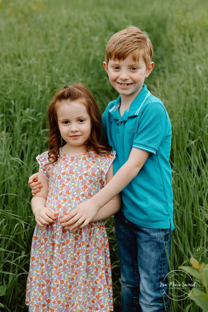 Spring family photos. Spring mini session ideas. Family photos with two kids. Mini séances familiales 2024. Photos sur le bord du fleuve à Montréal. Montreal mini session by the river.