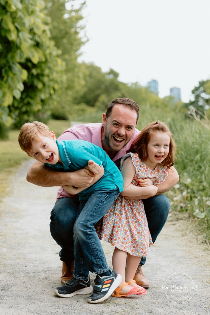 Spring family photos. Spring mini session ideas. Family photos with two kids. Mini séances familiales 2024. Photos sur le bord du fleuve à Montréal. Montreal mini session by the river.