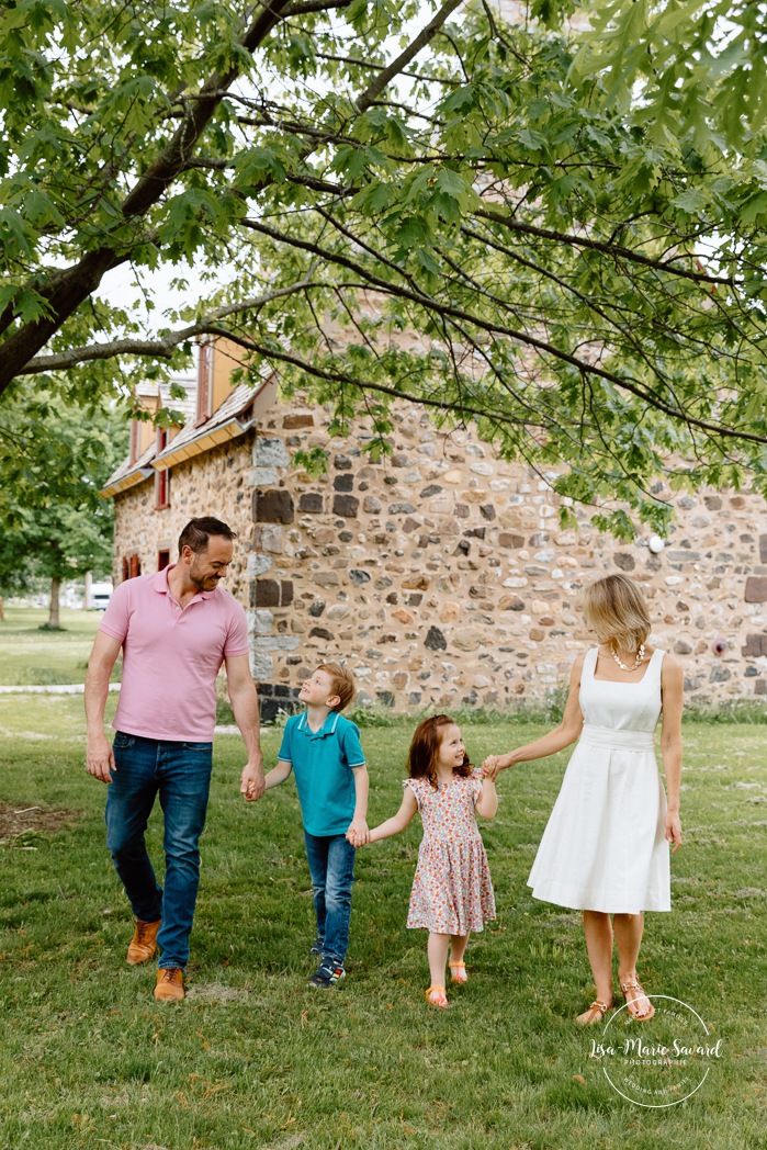 Spring family photos. Spring mini session ideas. Family photos with two kids. Mini séances familiales 2024. Photos sur le bord du fleuve à Montréal. Montreal mini session by the river.