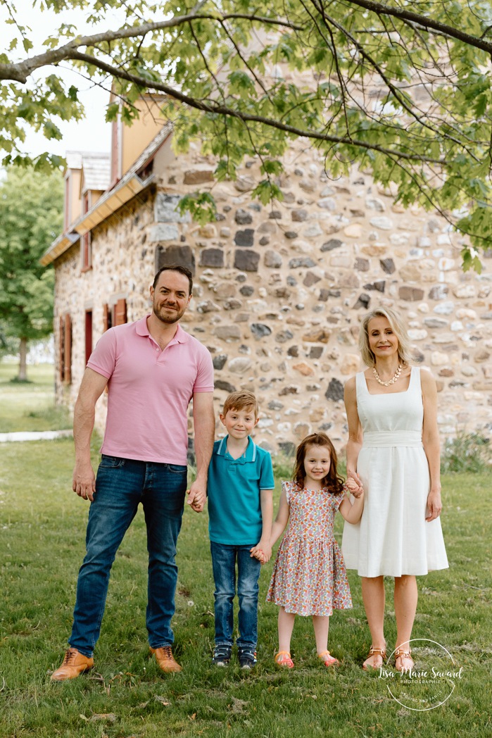 Spring family photos. Spring mini session ideas. Family photos with two kids. Mini séances familiales 2024. Photos sur le bord du fleuve à Montréal. Montreal mini session by the river.