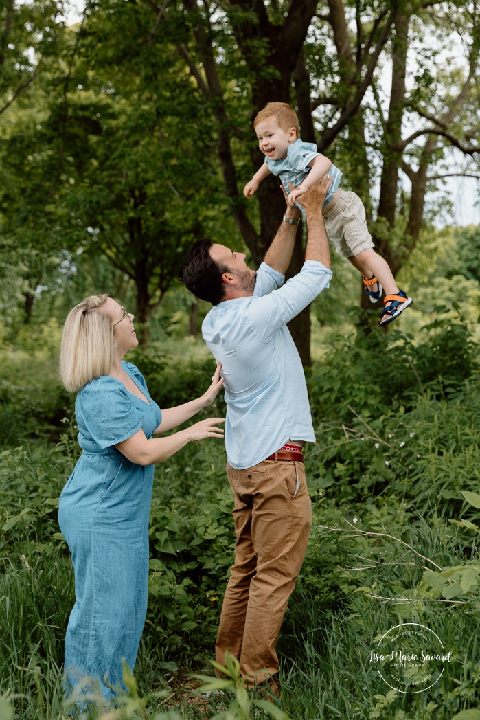 Spring family photos. Spring mini session ideas. Family photos with toddler. Mini séances familiales 2024. Photos sur le bord du fleuve à Montréal. Montreal mini session by the river.