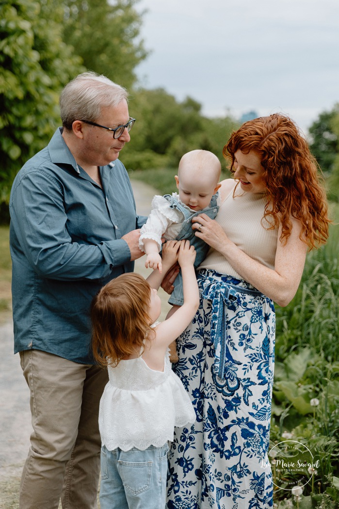 Spring family photos. Spring mini session ideas. Family photos with two kids. Mini séances familiales 2024. Photos sur le bord du fleuve à Montréal. Montreal mini session by the river.