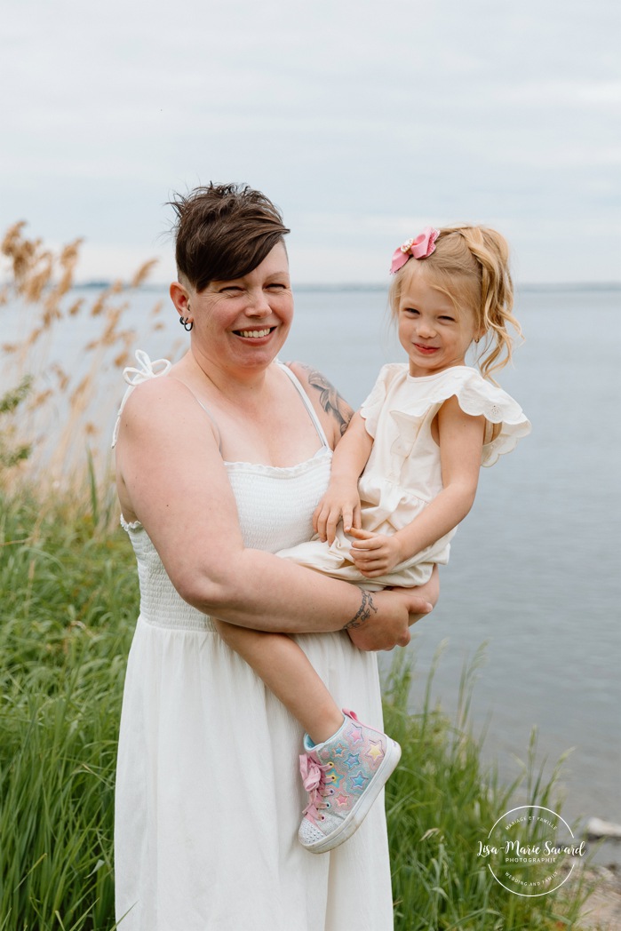 Spring family photos. Spring mini session ideas. Mommy and me photos. Mother and daughter photo ideas. Mini séances familiales 2024. Photos sur le bord du fleuve à Montréal. Montreal mini session by the river.