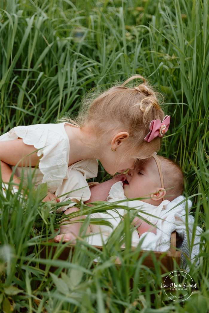 Spring family photos. Spring mini session ideas. Mommy and me photos. Mother and daughter photo ideas. Mini séances familiales 2024. Photos sur le bord du fleuve à Montréal. Montreal mini session by the river.