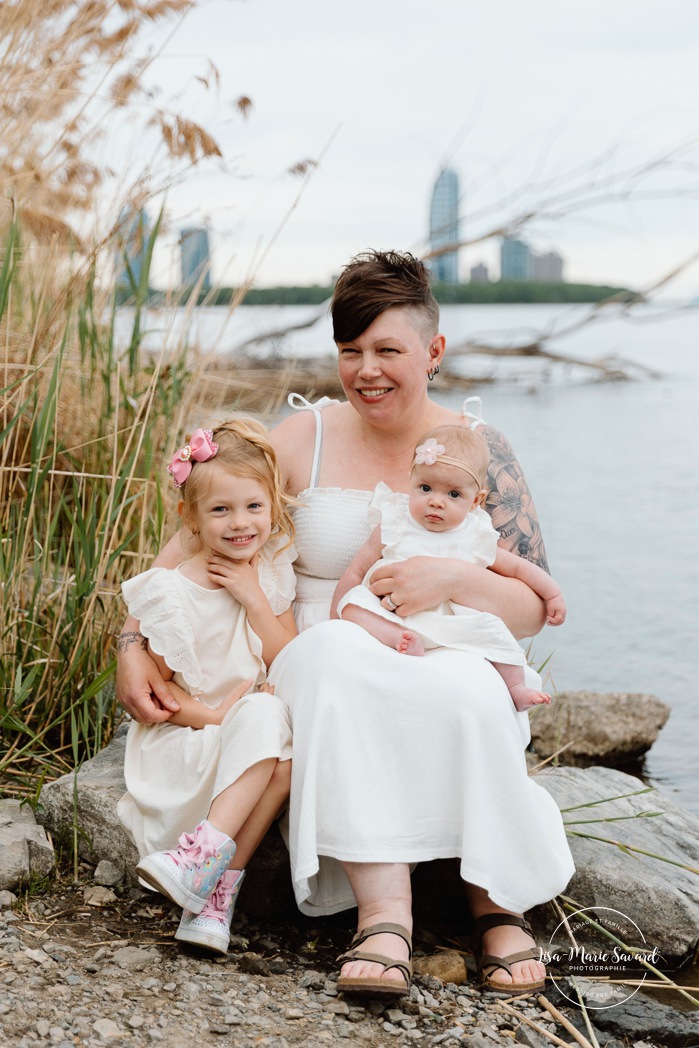 Spring family photos. Spring mini session ideas. Mommy and me photos. Mother and daughter photo ideas. Mini séances familiales 2024. Photos sur le bord du fleuve à Montréal. Montreal mini session by the river.