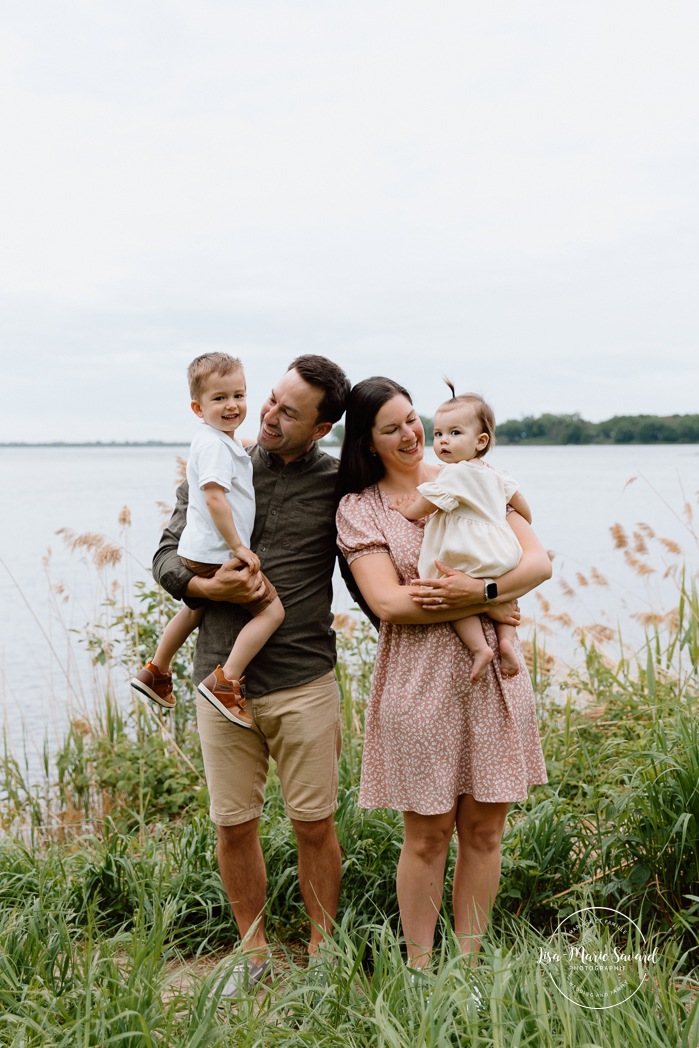 Spring family photos. Spring mini session ideas. Family photos with two kids. Mini séances familiales 2024. Photos sur le bord du fleuve à Montréal. Montreal mini session by the river.