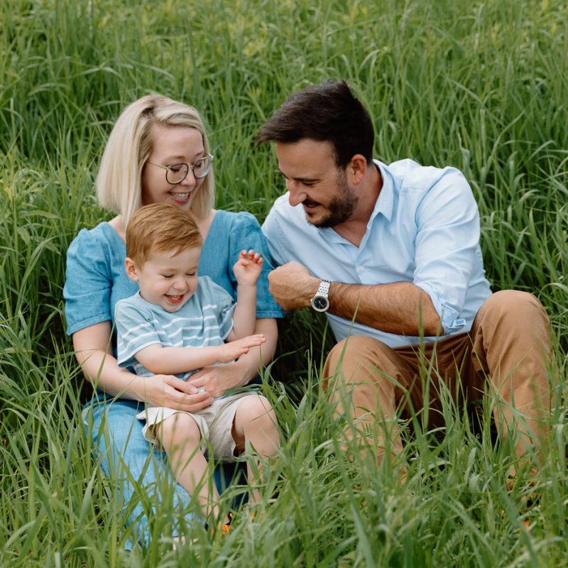 Spring family photos. Spring mini session ideas. Family photos with toddler. Mini séances familiales 2024. Photos sur le bord du fleuve à Montréal. Montreal mini session by the river.