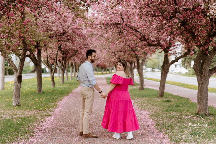 Blossom maternity photos. Apple blossom maternity photos. Photographe à Longueuil. Photos de maternité sur la Rive-Sud. Parc linéaire Desaulniers Longueuil. Longueuil photographer. South Shore maternity photos.