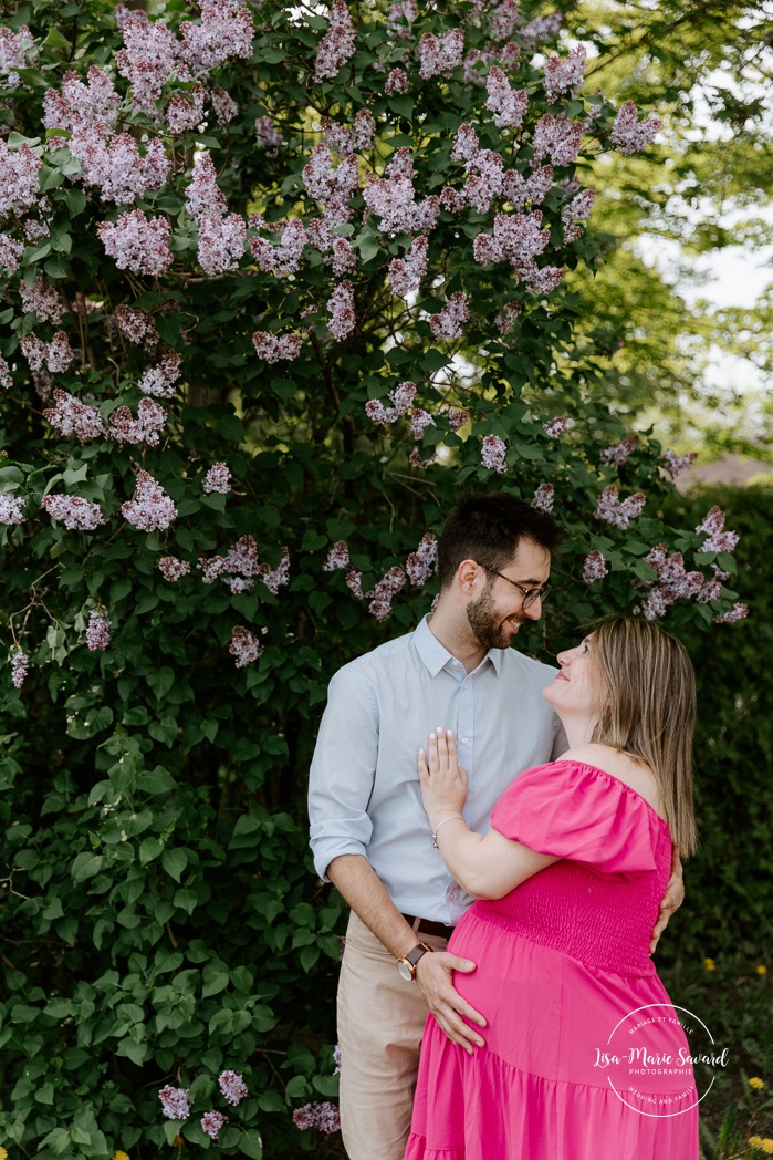 Blossom maternity photos. Lilac flowers maternity photos. Photographe à Longueuil. Photos de maternité sur la Rive-Sud. Parc linéaire Desaulniers Longueuil. Longueuil photographer. South Shore maternity photos.