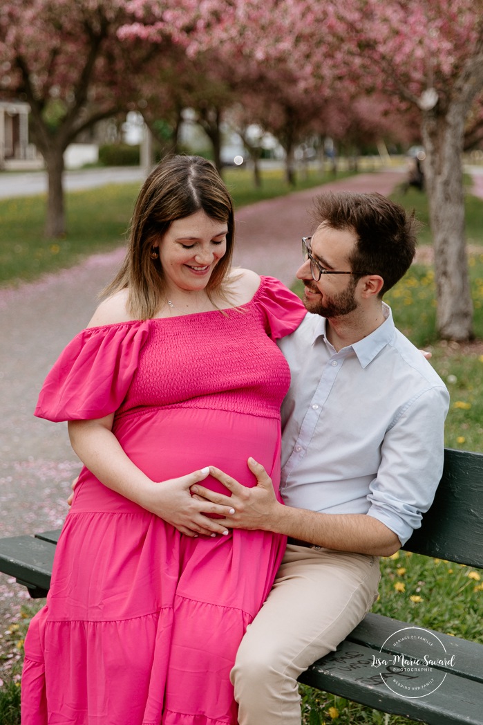 Blossom maternity photos. Apple blossom maternity photos. Photographe à Longueuil. Photos de maternité sur la Rive-Sud. Parc linéaire Desaulniers Longueuil. Longueuil photographer. South Shore maternity photos.