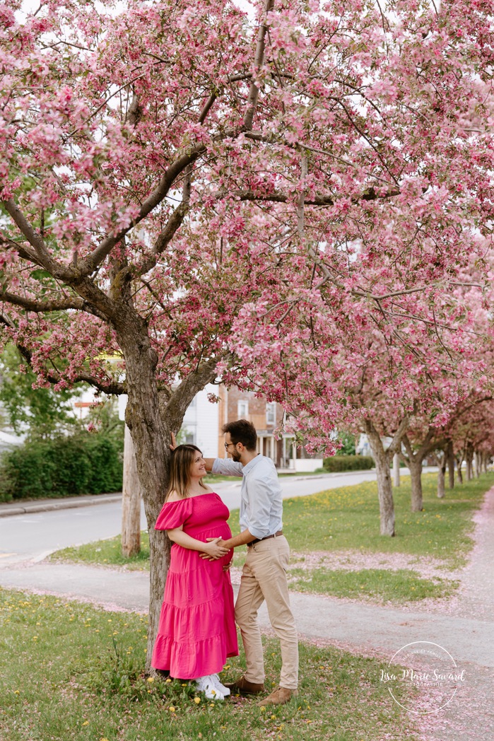 Blossom maternity photos. Apple blossom maternity photos. Photographe à Longueuil. Photos de maternité sur la Rive-Sud. Parc linéaire Desaulniers Longueuil. Longueuil photographer. South Shore maternity photos.