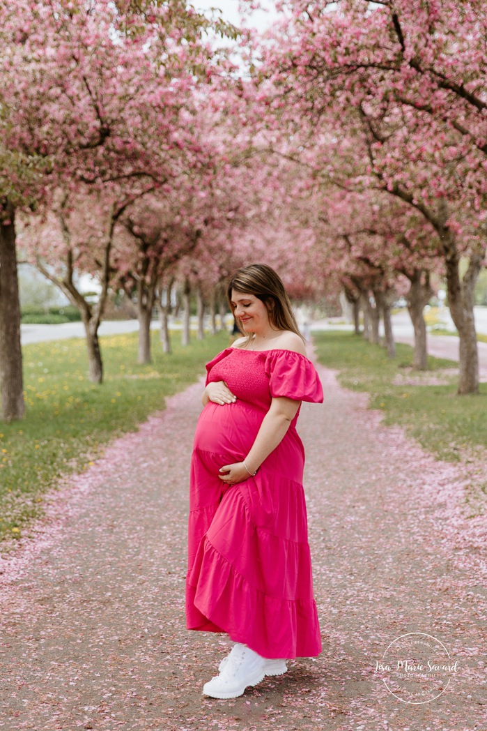 Blossom maternity photos. Apple blossom maternity photos. Photographe à Longueuil. Photos de maternité sur la Rive-Sud. Parc linéaire Desaulniers Longueuil. Longueuil photographer. South Shore maternity photos.